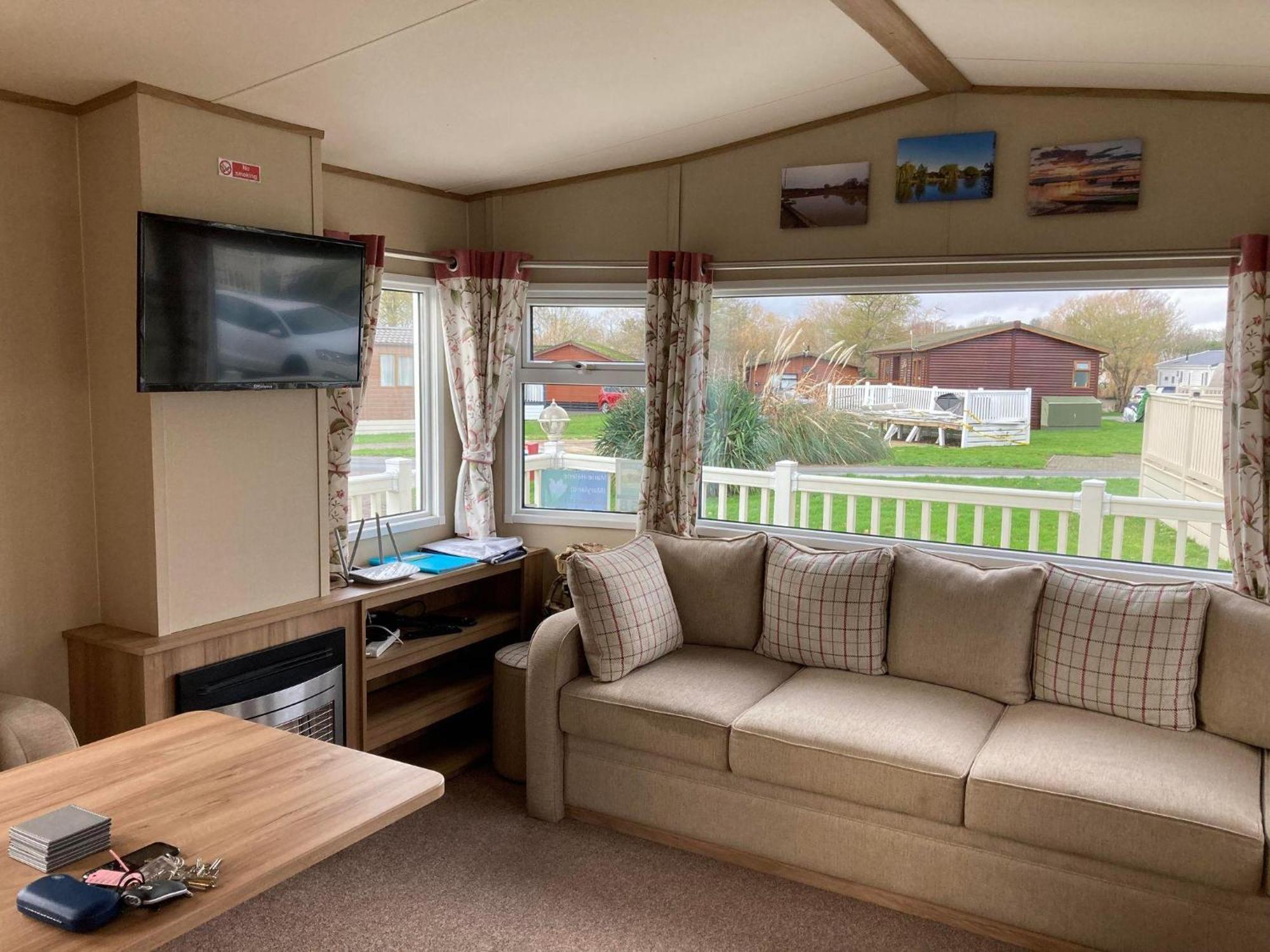 Lovely 6 Berth Caravan With Decking At Carlton Meres In Suffolk Ref 60058M 萨克斯曼德姆 外观 照片